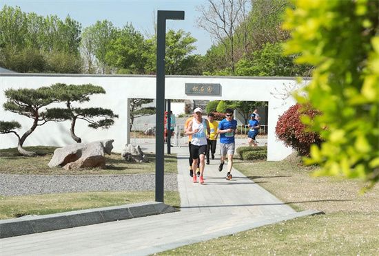 2023年4月16日上午，德鄰社首屆踏春樂跑在美麗的正直公園歡樂開跑。