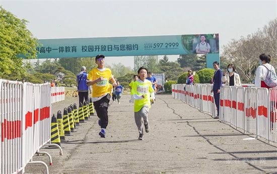 2023年4月16日上午，德鄰社首屆踏春樂跑在美麗的正直公園歡樂開跑。